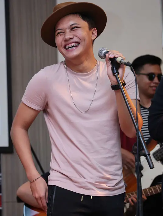 "Di sini saya bersama talent-talent yang luar biasa, enggak cuma saya tapi ada musisi-musisi lainnya juga. Jadi album ini kita kasih judul album kompilasi 'Rizky and Friends'," kata Rizky di Kemang, Jumat (6/1). (Deki Prayoga/Bintang.com)