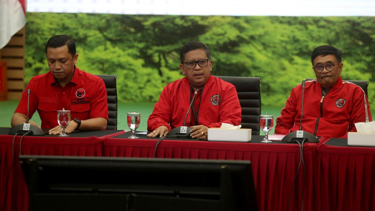 Hasto Kristiyanto konferensi pers jelang HUT ke-52 PDIP