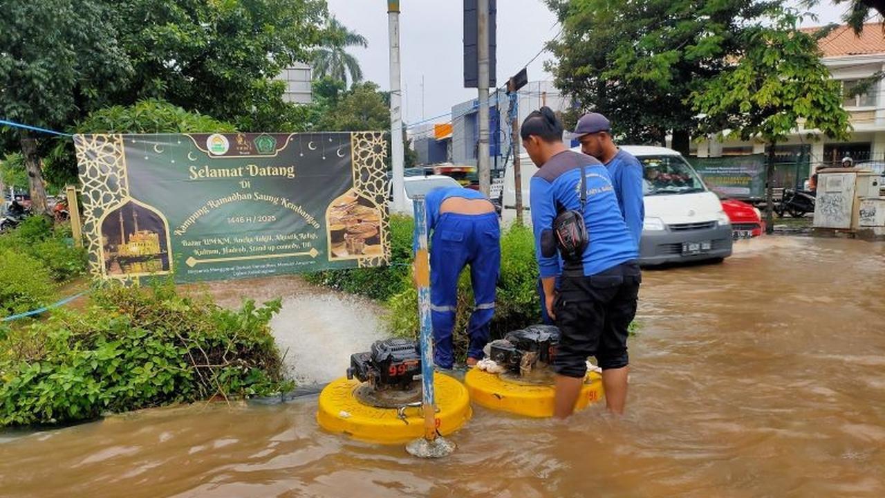 Sudin SDA Jakbar Kerahkan Pompa Apung Guna Percepat Penanganan Banjir Daan Mogot