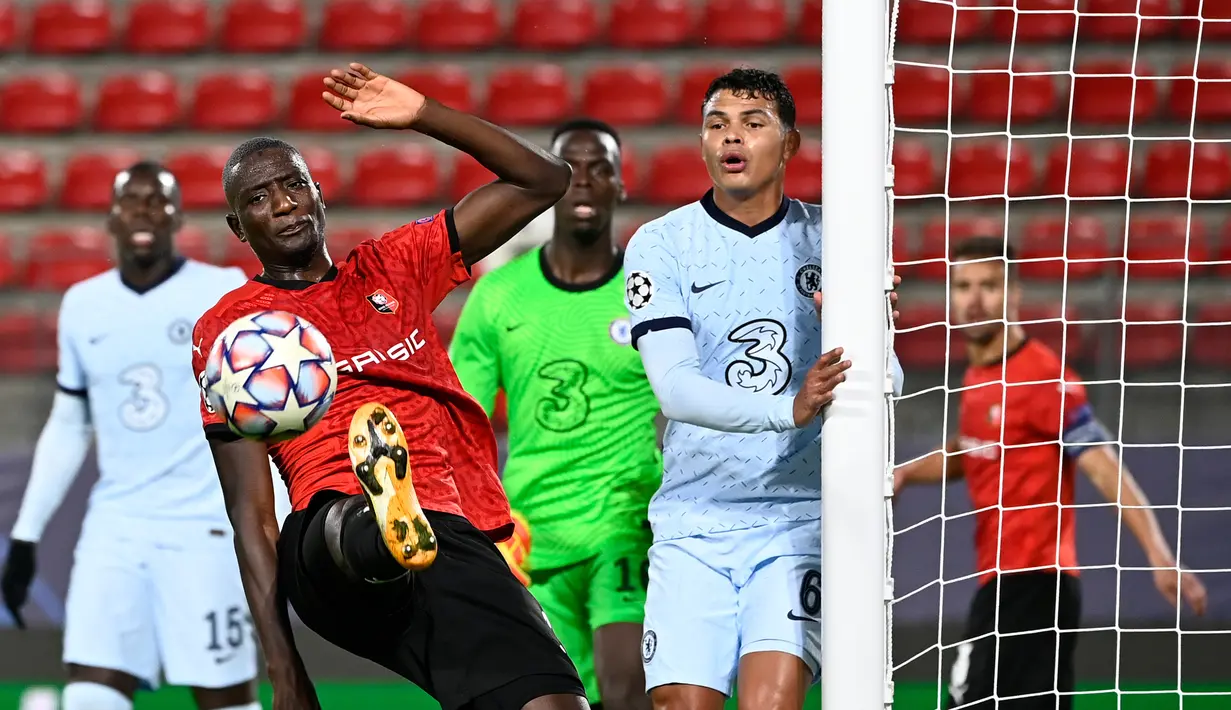 Striker Rennes, Sehrou Guirassy (kiri), mengontrol bola di samping bek Chelsea, Thiago Silva dalam laga lanjutan Liga Champions 2020/21 di Roazhon Park Stadium, Rennes, Rabu (25/11/2020). Rennes kalah 1-2 dari Chelsea. (AFP/Damien Meyer)