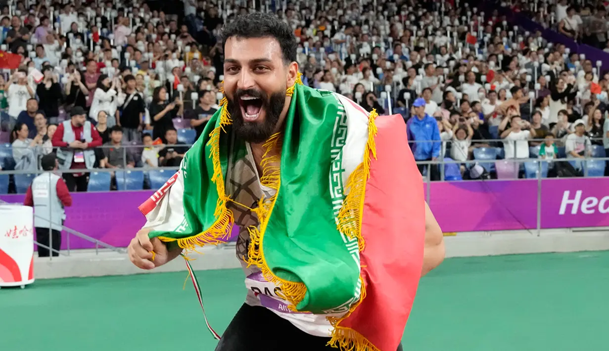 Hossein Rasouli dari Iran melakukan selebrasi usai memenangi final lempar cakram putra Asian Games ke-19 di Hangzhou, China, Senin (2/10/2023). (AP Photo/Lee Jin-man)