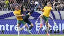 Pemain Jepang, Ayase Ueda (tengah) berebut bola dengan dua pemain Australia, Lewis Miller (kiri) dan Jackson Irvine saat laga lanjutan Grup C Kualifikasi Piala Dunia 2026 melawan Australia di Saitama Stadium, Jepang, Selasa (15/10/2024). (AP Photo/Eugene Hoshiko)