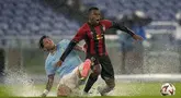 Luca Pellegrini (kiri) dari Lazio (kiri) berebut bola dengan pemain Nice Youssoufa Moukoko pada laga Liga Europa 2024/2025 yang berlangsung di Stadion Olimpiade, Roma, Italia, Jumat (10/4/2024) dini hari WIB. (Foto AP/Andrew Medichini)