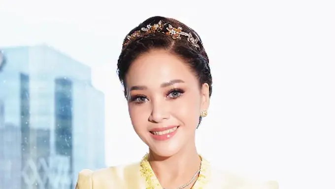 Tampilan Mature Glow Maia Estianty Pakai Makeup Brand Lokal di Hari Lamaran El Rumi dan Syifa Hadju