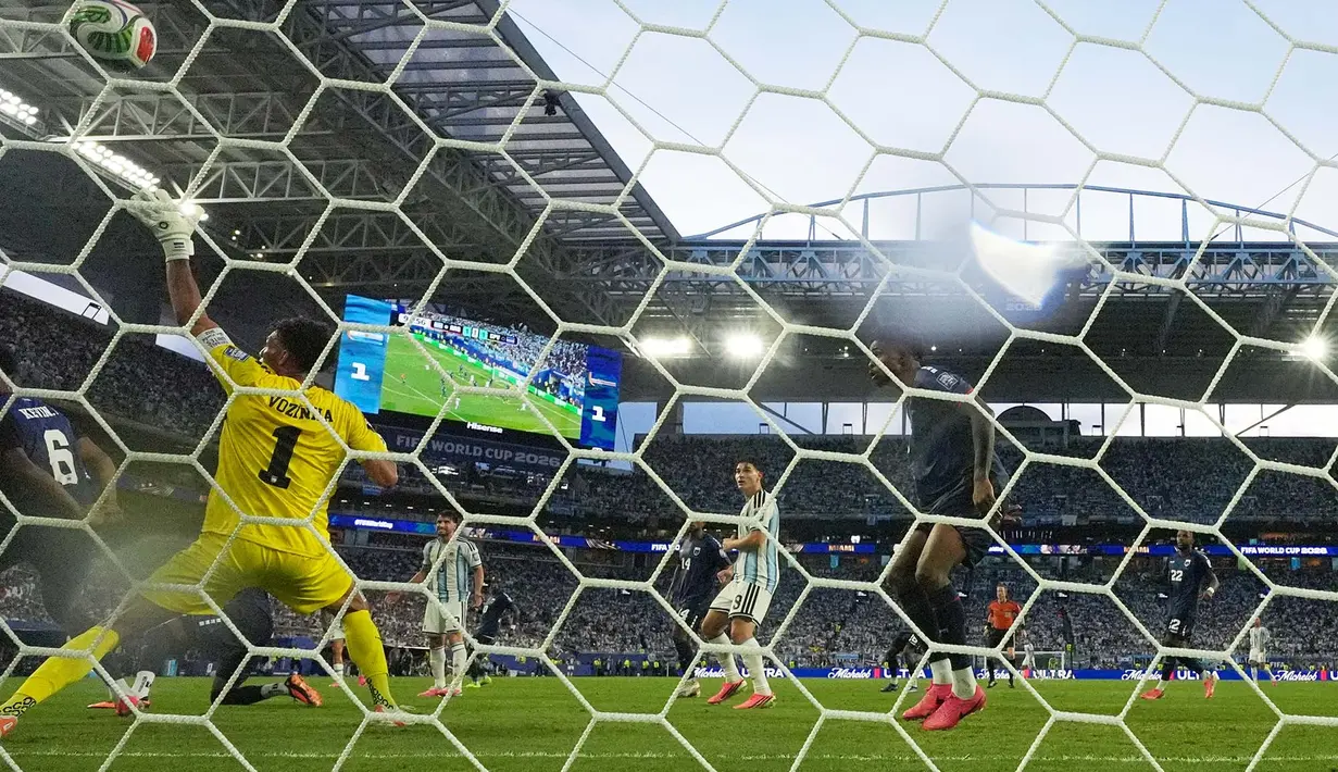 Bola tendangan pemain Argentina Lisandro Martinez tidak dapat ditepis kiper Tanjung Verde Vozinha selama pertandingan sepak bola babak 32 besar Piala Dunia antara Argentina dan Tanjung Verde di Miami Gardens, Florida, Jumat, (03/07/2026). (AP Photo/Lynne Sladky)