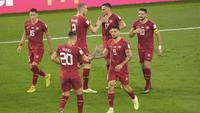 Selebrasi sejumlah pemain timnas Serbia usai Aleksandar Mitrovic (9) berhasil menjebol gawang Swiss dalam pertandingan grup G Piala Dunia 2022 yang berlangsung di Stadium 974, Qatar, Sabtu (3/12/2022). (AP Photo/Luca Bruno)