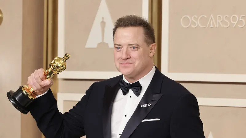 Brendan Fraser memegang piala Oscar 2023 untuk Aktor Terbaik