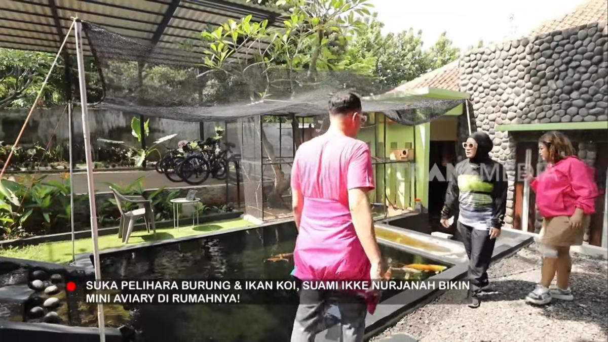 Potret Rumah Ikke Nurjanah Sederhana tapi Homey Banget, Tempat Kumpul Keluarga Super Nyaman - Kolam Ikan Koi di Halaman