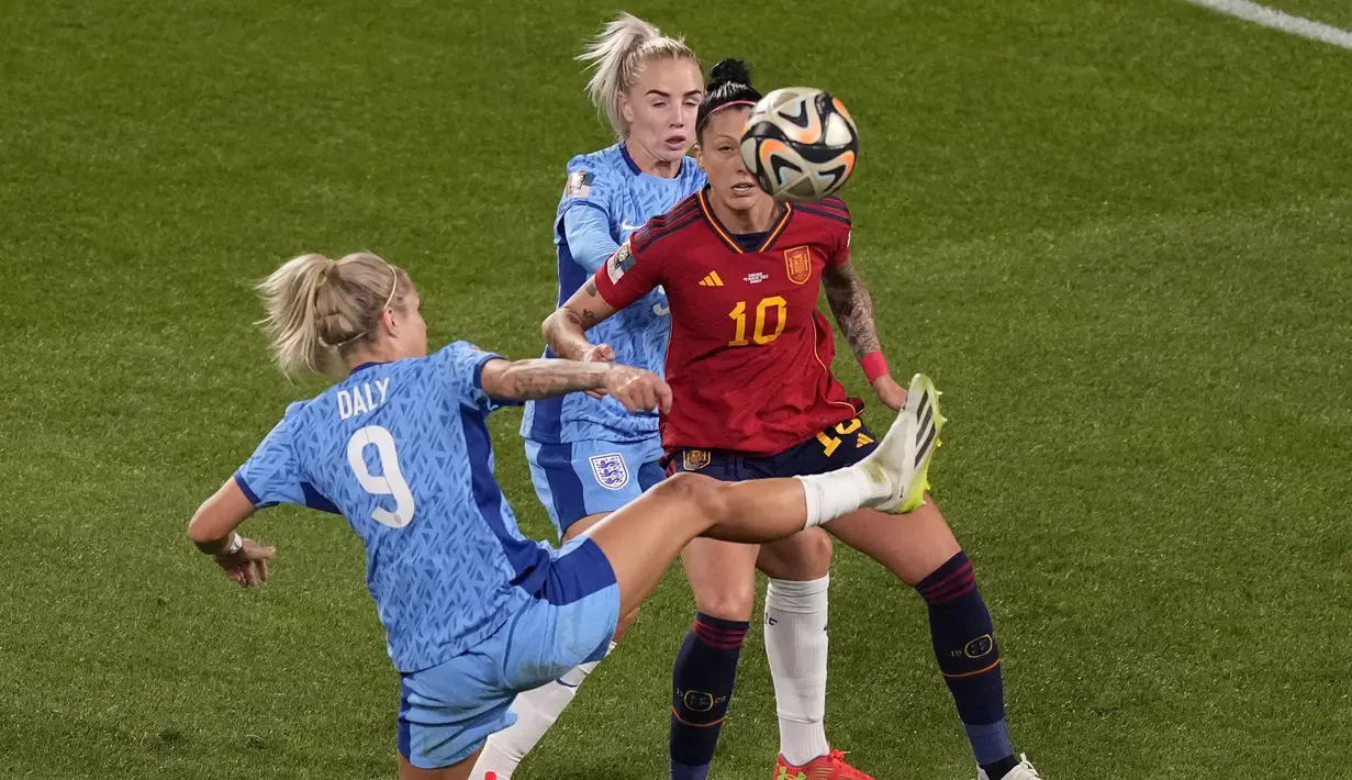 Gelandang Timnas Wanita Spanyol, Jennifer Hermoso (tengah) berebut bola dengan striker Timnas Wanita Inggris (depan) pada laga final Piala Dunia Wanita 2023 di Australia Stadium, Sydney (20/8/2023). (AP Photo/Mark Baker)