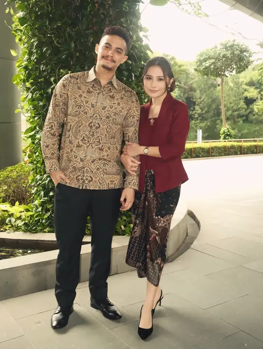 Siluet kebaya yang clean dengan potongan pas di tubuh mempertegas aura feminin sekaligus graceful. Warna maroon sendiri memberi sentuhan dewasa, berbeda dari kebaya warna cerah yang lebih playful.  [@prillylatuconsina96].