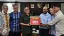 Ketua MPR Zulkifli Hasan (ketiga kiri) menerima petisi 60 Ribu Tanda Tangan menoolak Revisi UU KPK dari Organisasi yang terhimpun dalam Koalisi Masyarakat Anti Korupsi di Jakarta, Rabu (24 /2).  (Liputan6.com/Johan Tallo)