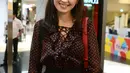 Wanita kelahiran tahun 1993 ini tampak cantik memakai busana hitam dengan corak bintik-bintik merah saat menghadiri Konferensi pers Film Foxtrot Six. Suaminya menjadi salah satu aktor dalam film tersebut. (KapanLagi.com/Bayu Herdianto)