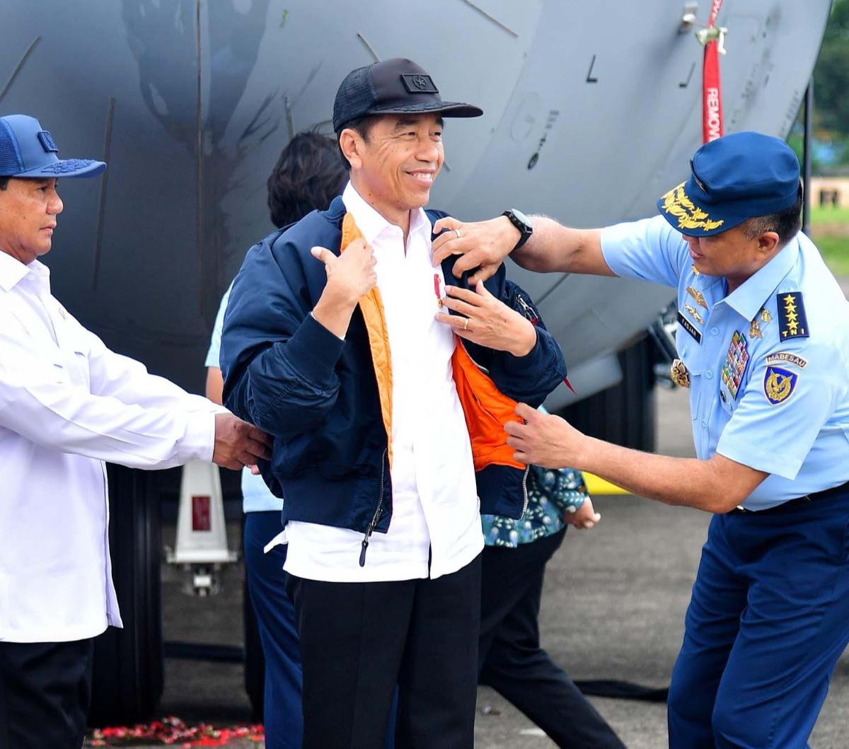 "Kan ini hak demokrasi, hak politik setiap orang setiap menteri sama saja, yang paling penting Presiden itu boleh lho kampanye, Presiden itu boleh lho memihak! boleh," kata Jokowi kepada awak media.