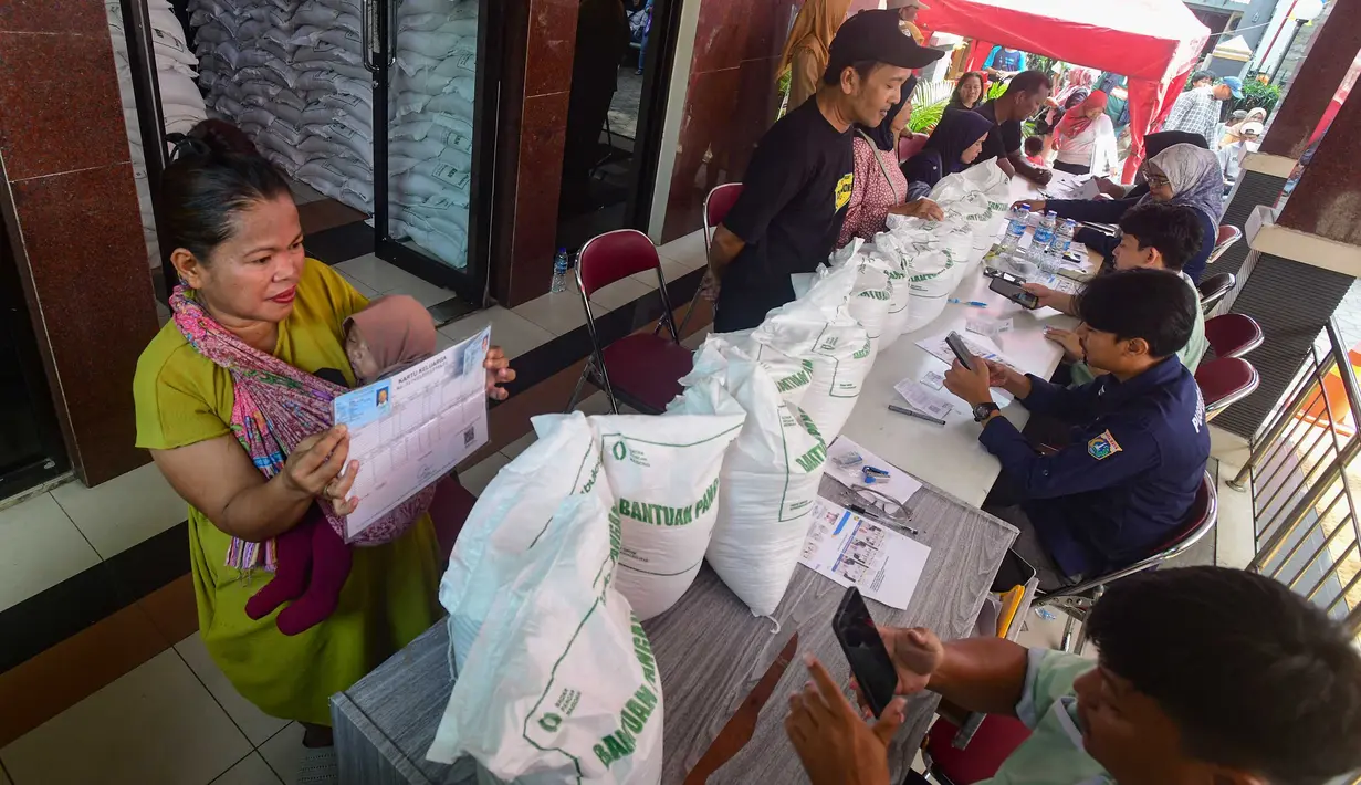 Warga Penerima Bantuan Pangan (PBP) saat  mengambil  beras yang didistribusikan di Kelurahan Kebon Baru, Jakarta Selatan, Selasa, 1 September 2026. (KLY/Arie Basuki).