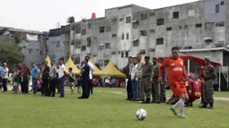 Pemain Persija Oldstar saat bermain di lapangan VIJ, Petojo, Jakarta, Sabtu (16/2). Acara ini rangkaian dari Festival 125 Tahun MH Thamrin. (Bola.com/Yoppy Renato)