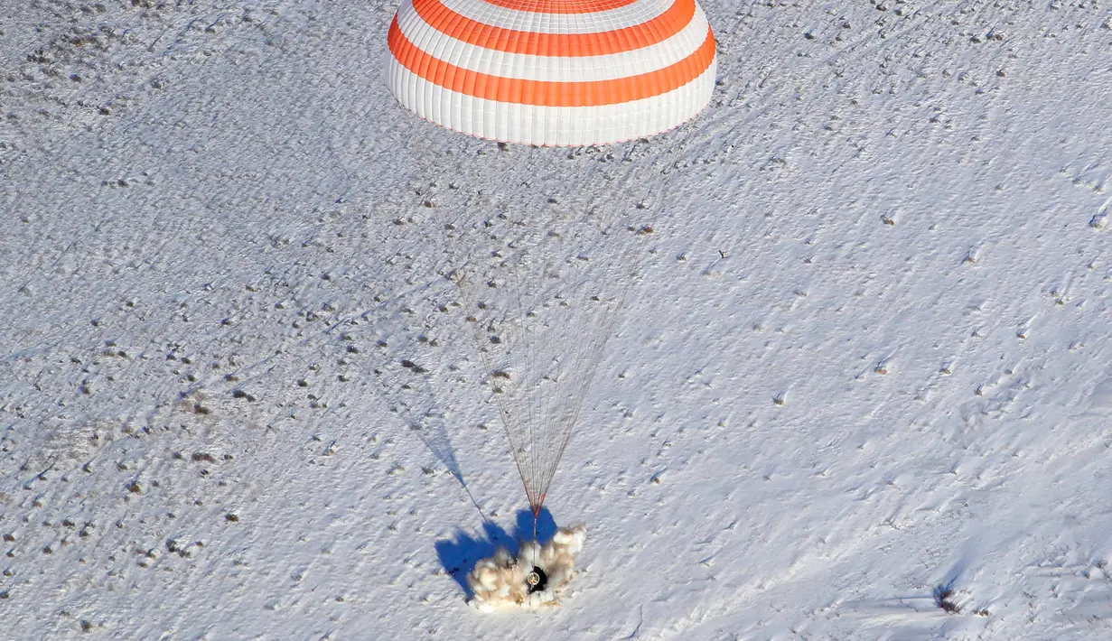 Kapsul Rusia Soyuz MS-05 mendarat di sekitar 150 km tenggara kota Kazakh, Kazakhstan (14/12). Tiga astronot berhasil mendarat ke bumi setelah enam bulan di Stasiun Luar Angkasa Internasional. (AP/ Dmitri Lovetsky/Pool)