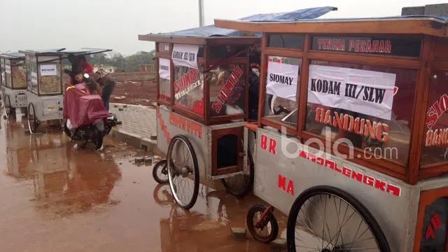Pedagang di Stadion Pakansari