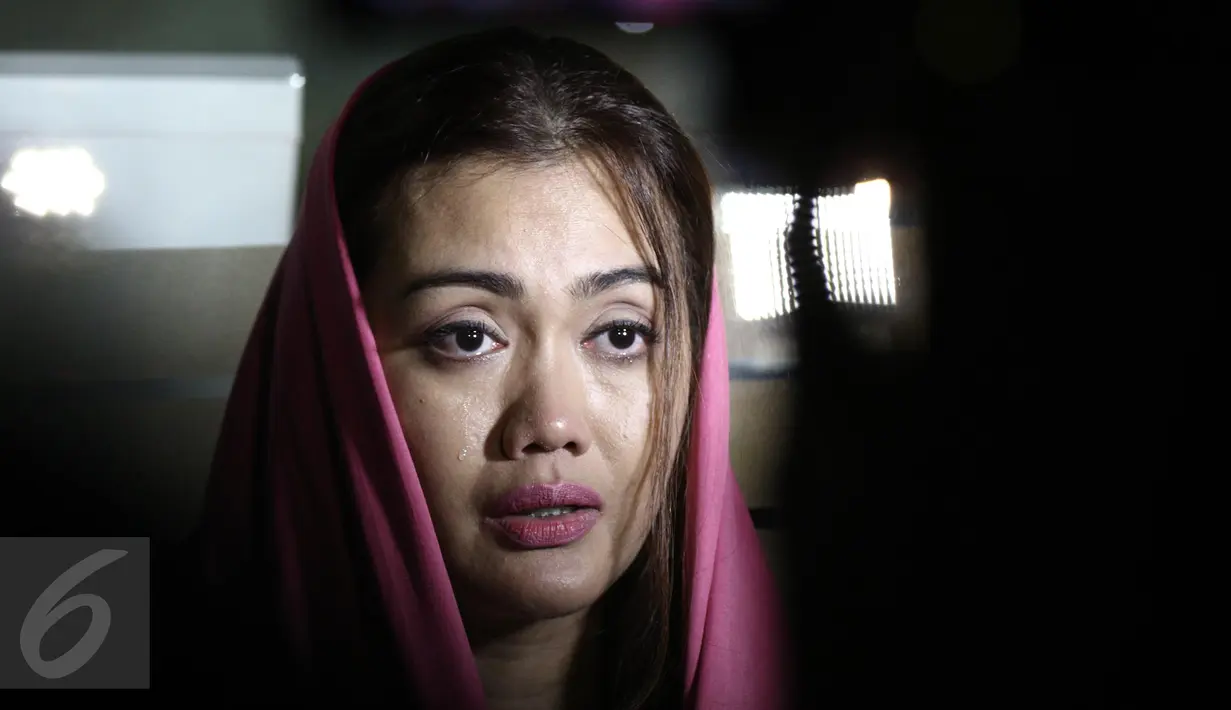 Adik Julia Perez, Nia Anggia memberikan keterangan pers tentang kondisi Julia Perez di RSCM, Jakarta, Jumat (21/4). Kini keluarga memilih untuk memperbanyak doa demi pelantun tembang Aku Rapopo tersebut. (Liputan6.com/Herman Zakharia)