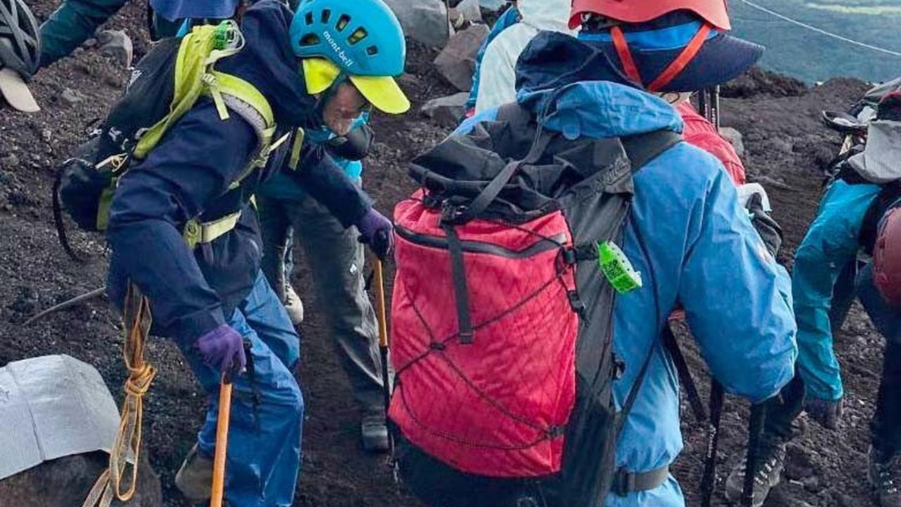 FOTO: Melawan Batas Usia,  Kakek 102 Tahun Pecahkan Rekor Pendaki Tertua  Gunung Fuji