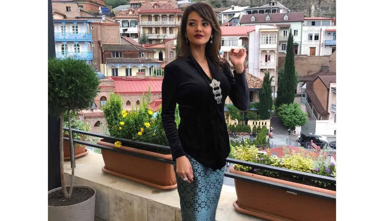 Kali ini, Farah Quinn berpose mengenakan kebaya beludru hitam yang sangat cantik. Kebaya ini dikombinasikan dengan kain wastra bernuansa biru yang juga tak kalah cantik, sebagai rok selutut. [Foto: Instagram/farahquinnofficial]