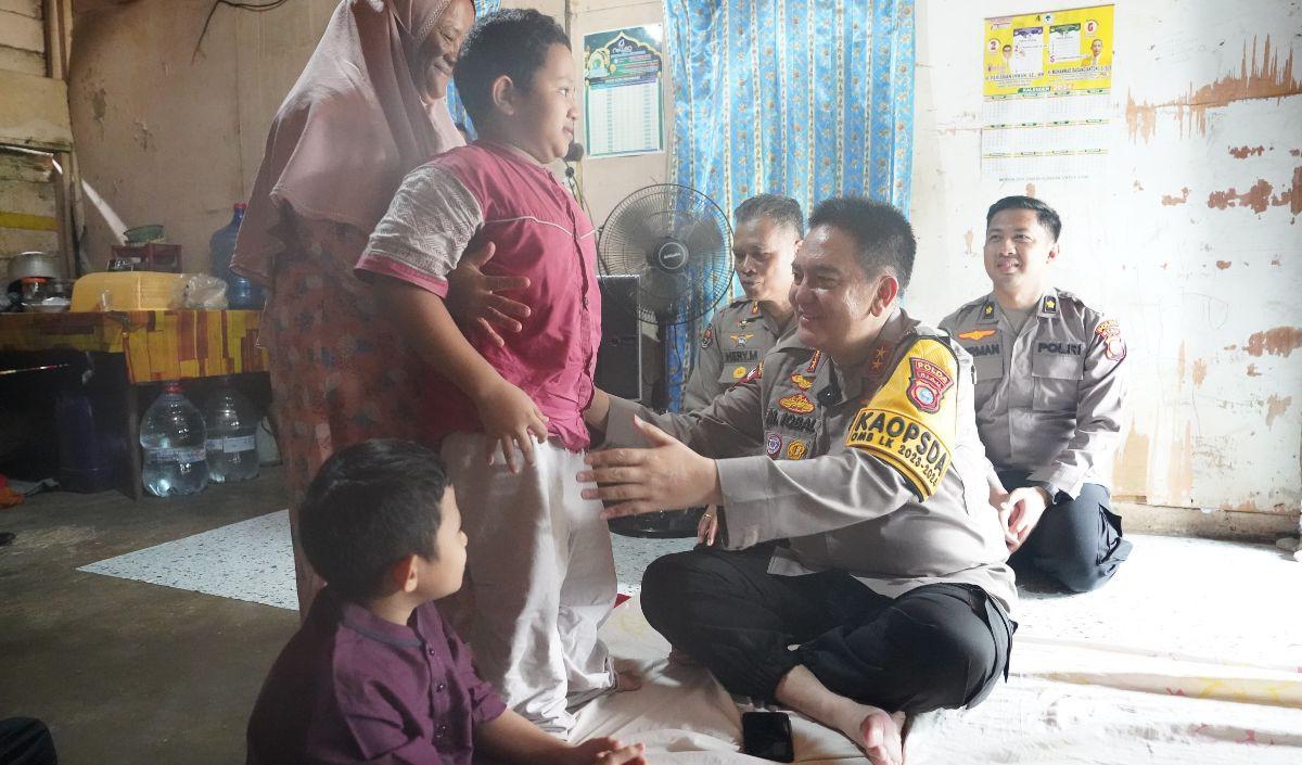 "Harus semangat sekolahnya. Biar bisa main bola. Mau jadi kayak Christian Ronaldo kan? Harus semangat dan terus berdoa," ucap Iqbal.<br>