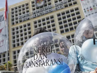 Massa yang tergabung dalam koalisi #BersihkanIndonesia menggelar aksi teatrikal di  Gedung KPU RI, Jakarta, Senin (11/2). Aksi tersebut bertajuk "Kami ingin masa depan, kami ingin energi bersih". (Liputan6.com/Faizal Fanani)