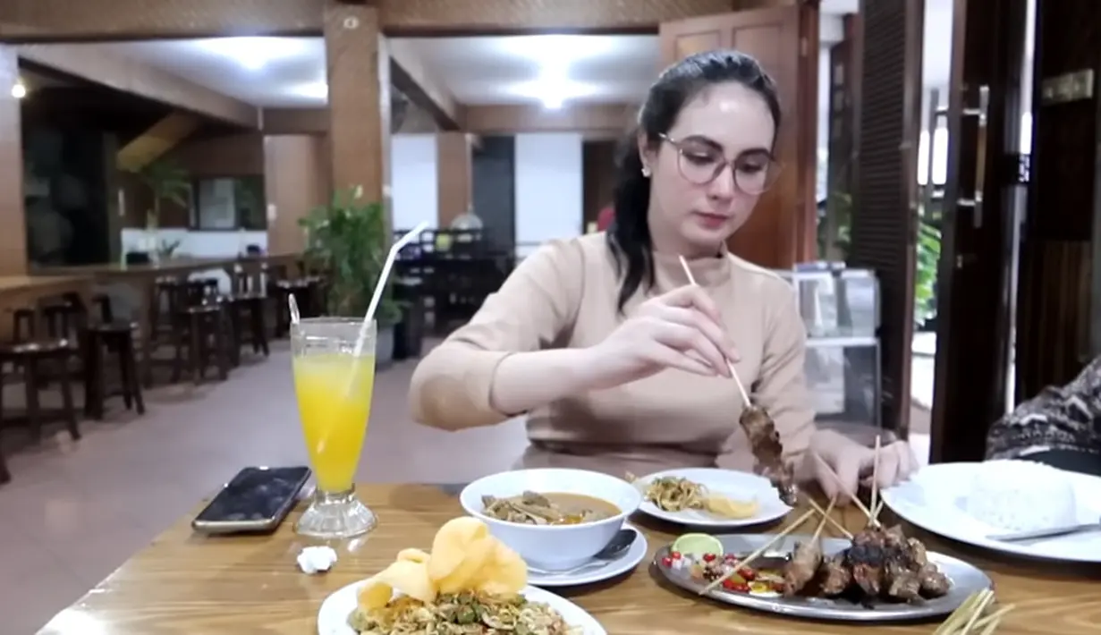 Arumi mengaku jarang sekali ada waktu kosong ketika pulang kampung ke Jakarta. Saat ada waktu kosong, Arumi memanfaatkan untuk kuliner ke tempat-tempat yang biasa dikunjungi saat remaja. "Mumpung ada sedikit waktu, langsung ajaa aku temu kangen sama kuliner favorit akuuu di kampung halaman nih," tulisnya di diskripsi kanal Youtubenya. [Youtube/arumibachsin_94]