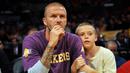 Legenda Timnas Inggris, David Beckham, bersama anaknya, Brooklyn, saat menyaksikan pertandingan NBA antara Boston Celtics melawan Los Angeles Lakers di Amerika Serikat, (10/6/2008). (Photo by GABRIEL BOUYS / AFP)