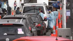Kendaraan warga mengantre untuk tes virus corona Covid-19 di pinggiran Melbourne St Kilda (18/8/2021). Melbourne tengah meredam lonjakan Covid-19 varian Delta. (AFP/ William West)