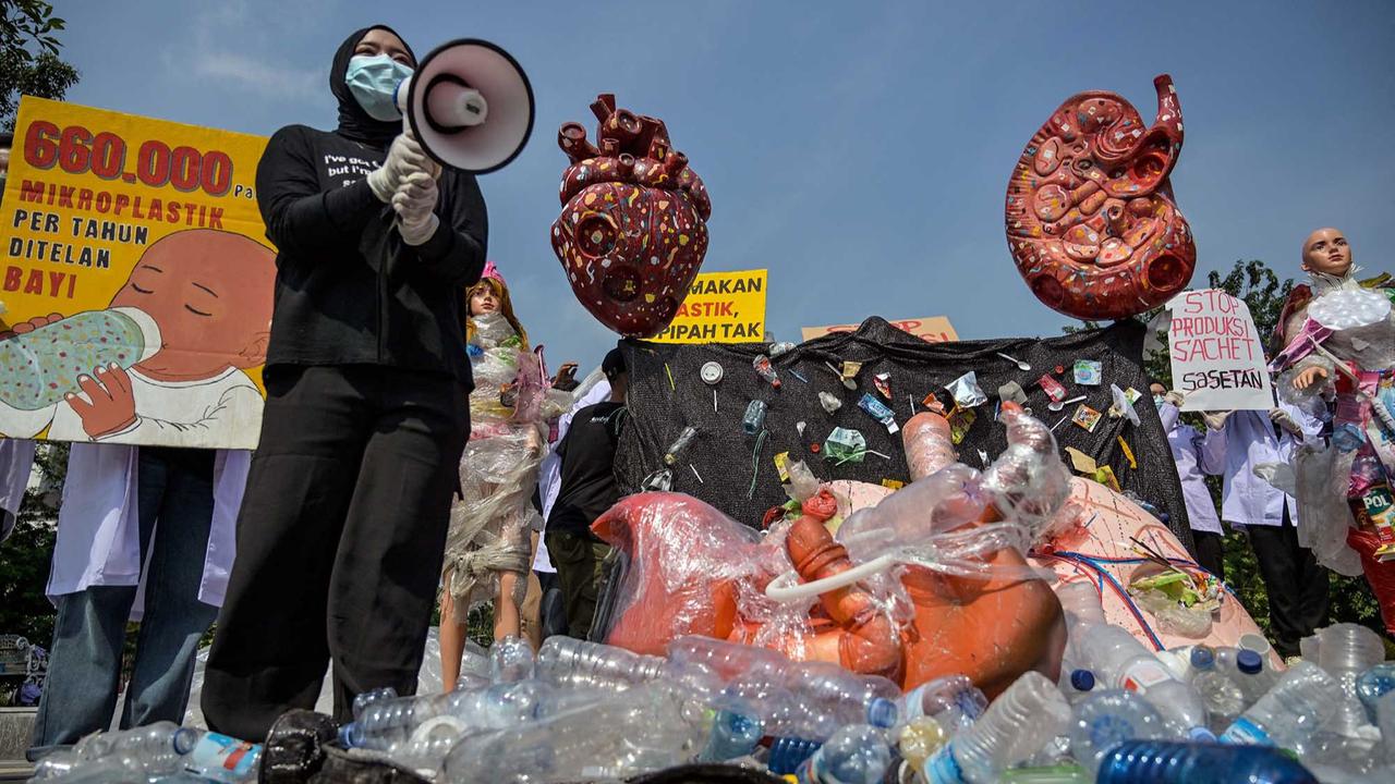 FOTO: Instalasi Jantung Rusak di Surabaya Serukan Bahaya Mikroplastik Bagi Manusia