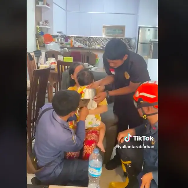 Viral Video Anak Terjebak di Loyang Kue