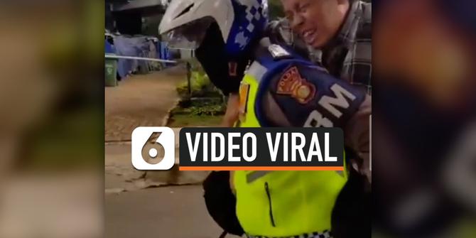 VIDEO: Video Viral Polisi Gendong Bapak Terkena Serangan Jantung