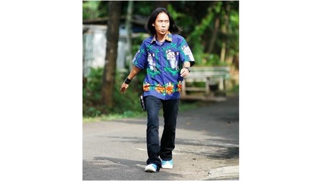 Pemilik nama asli Denny Wahyudi ini ternyata pernah punya rambut gondrong lho.