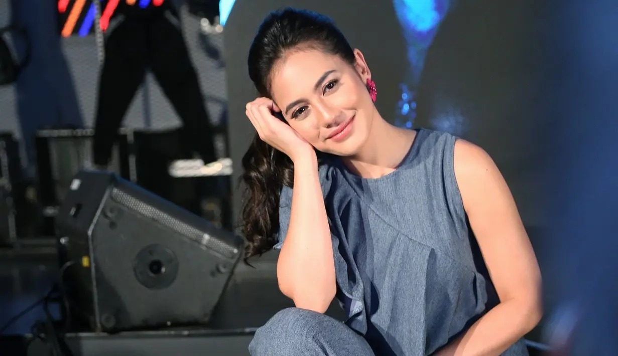 Soal berpakaian, Pevita Pearce mengaku seperti bunglon. Ia mengaku tak betah dengan satu gaya saja. Untuk keseharian di rumah, Pevita Pearce lebih suka gaya sporty. (Nurwahyunan/Bintang.com)