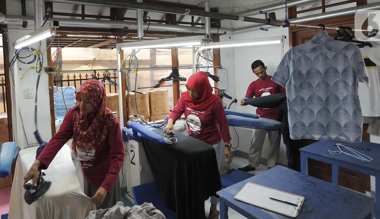 Pekerja menyetrika pakaian di Bogor Laundry, Sukasari, Bogor, Jawa Barat, Minggu (6/10/2019). Pemanfaatan energi gas bumi Perusahaan Gas Negara (PGN) dipakai oleh Bogor Laundry karena lebih efisien, aman, hemat, dan ramah lingkungan. (merdeka.com/Arie Basuki)