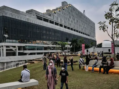 Pengunjung saat menikmati sore hari di Taman Ismail Marzuki (TIM), Jakarta, Senin (26/9/2022). Pasca resmi dibuka untuk publik, Taman Ismail Marzuki menjadi destinasi baru bagi warga Ibu Kota sebagai tempat berinteraksi dari berbagai kalangan guna menikmati ruang terbuka, pertunjukkan seni dan kebudayaan. (merdeka.com/Iqbal S Nugroho)