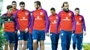 Para pemain Inggris menuju lapangan sebelum berlatih di Tottenham Hotspur Training Ground, Enfield, (4/10/2017). Jika menang atas Slovenia, Inggris dipastikan lolos ke putaran final Piala Dunia 2018.  (AFP/Olly Greenwood)