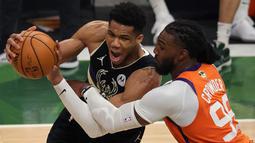 Pebasket yang dijuluki "Greek Freak" ini berhasil samai rekor legenda basket dunia, Michael Jordan. Dirinya berhasil meraih dua gelar MVP reguler, satu gelar MVP Final, dan satu trofi Defensive Player of The Year dalam satu musim. (Foto: Getty Images via AFP/Jonathan Daniel)