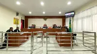 Sidang perdana Lian Silas di ruang sidang Garuda Pengadilan Negeri Banjarmasin. (Liputan6.com/Aslam Mahfuz)