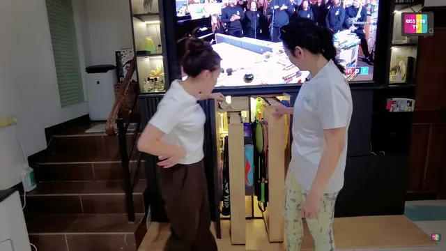 Potret Ruang TV Sederhana di Rumah Hesti Purwadinata