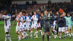 Skuad Crystal Palace merayakan kemenangan mereka atas Shakhtar Donetsk di semifinal UEFA Confrence League 2025/2026, Jumat (1/5/2026) (AP Photo/Beata Zawrzel)