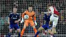 Jelang babak pertama usai Arsenal memperoleh peluang lewat Emile Smith Rowe (kanan). Sepakan kaki kirinya di muka gawang Arsenal masih melebar dari sasaran. (AP/Matt Dunham)