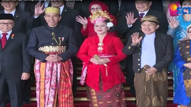 Tak mau ketinggalan, Ibu Negara Iriana memakai baju adat Bali, sementara Ibu Mufida dengan kebaya batik dari Solo