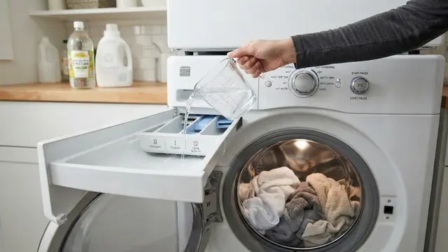 Cuci dengan Cuka Putih untuk Bilasan Pertama