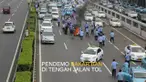 Aksi pendemo taksi meluber ke jalan tol Semanggi. Mereka Merusak mobil rekan sesama Sopir taksi yang masih mengangkut penumpang, mereka membakar ban di jalan tol semanggi.