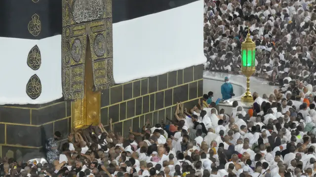 Suasana kepadatan jemaah di kawasan Masjidil Haram, Makkah jelang pelaksanaan puncak haji. Rangkaian puncak ibadah haji akan dimulai dengan Wukuf di Arafah pada 9 Zulhijjah 1444 H atau 27 Juni 2023. (FOTO: MCH PPIH ARAB SAUDI 2023)