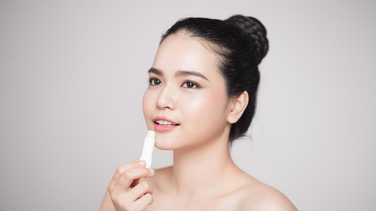 6 Rekomendasi Lip Balm yang Cocok untuk Bibir Gelap Beauty