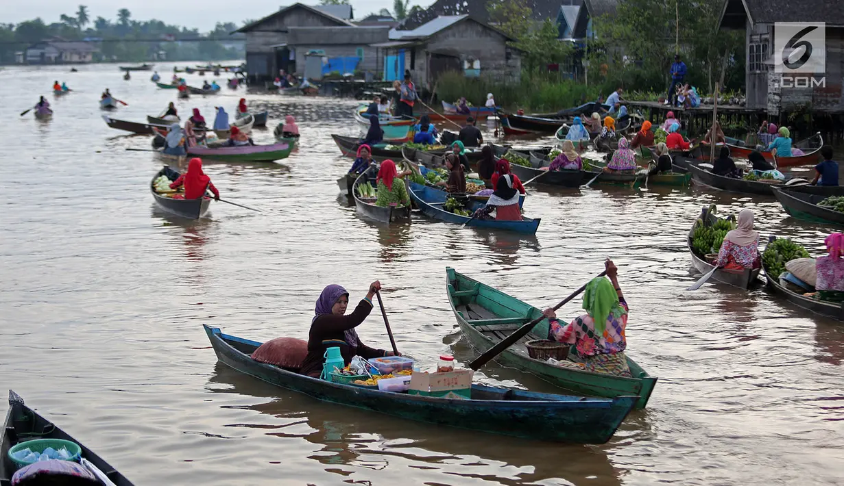 Suasana aktivitas jual beli di Pasar Terapung Lok Baintan, Banjarmasin, Kalimantan Selatan, Selasa (27/3). Pasar Terapung Lok Baintan ini juga sekaligus menjadi salah satu lokasi wisata di Kalimantan Selatan. (Liputan6.com/Immanuel Antonius)