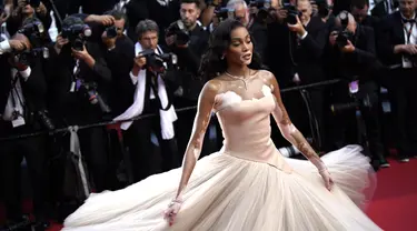 Model kelas dunia Winnie Harlow berpose untuk fotografer setibanya pada pemutaran perdana film 'Elvis' di festival film internasional ke-75, Cannes, Prancis selatan, Rabu (25/5/2022). Winnie Harlow terlihat di Festival Film Cannes mengenakan gaun cantik yang membuatnya tampak seperti putri kerajaan. (AP Photo/Daniel Cole)