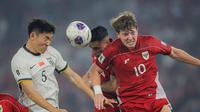 Pemain Timnas Indonesia, Ole Lennard Romeny (kanan) dan Joey Pelupessy (tengah) berebut bola dengan pemain China, Zhu Chenjie (kiri), dalam laga Kualifikasi Piala Dunia 2026 zona Asia di Stadion Utama Gelora Bung Karno (SUGBK) Senayan, Jakarta, Kamis (5/6/2025). (Bola.com/Bagaskara Lazuardi)